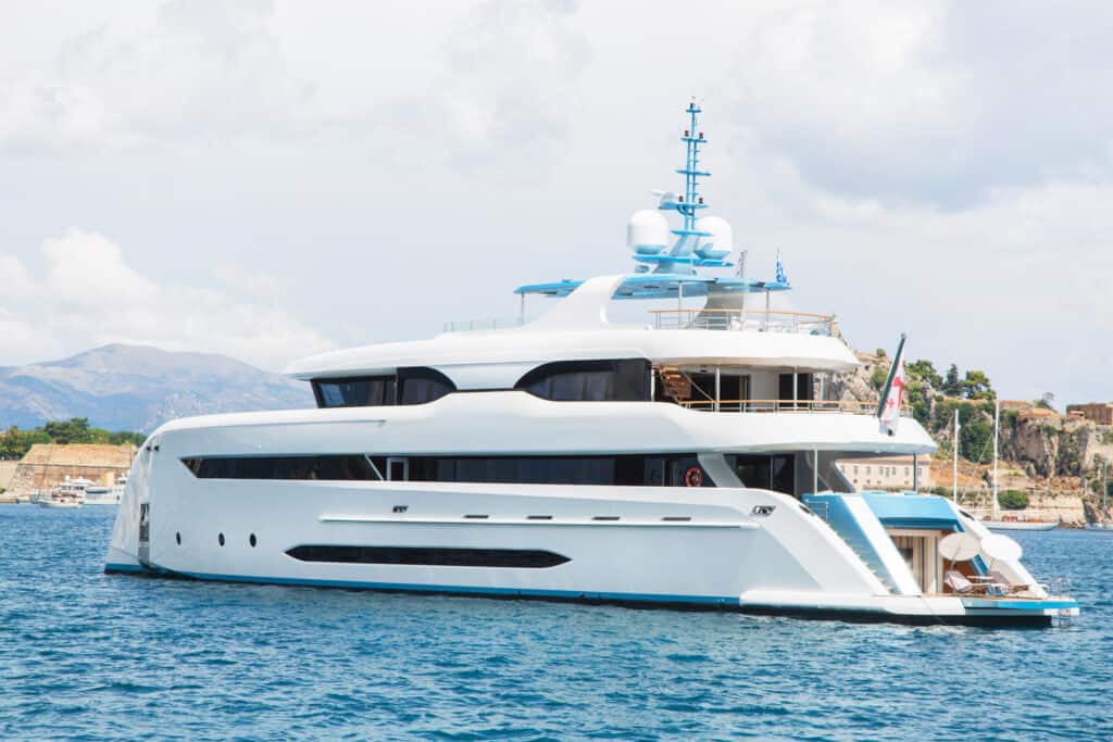 Private luxuriöse Yacht am Meer vor Anker