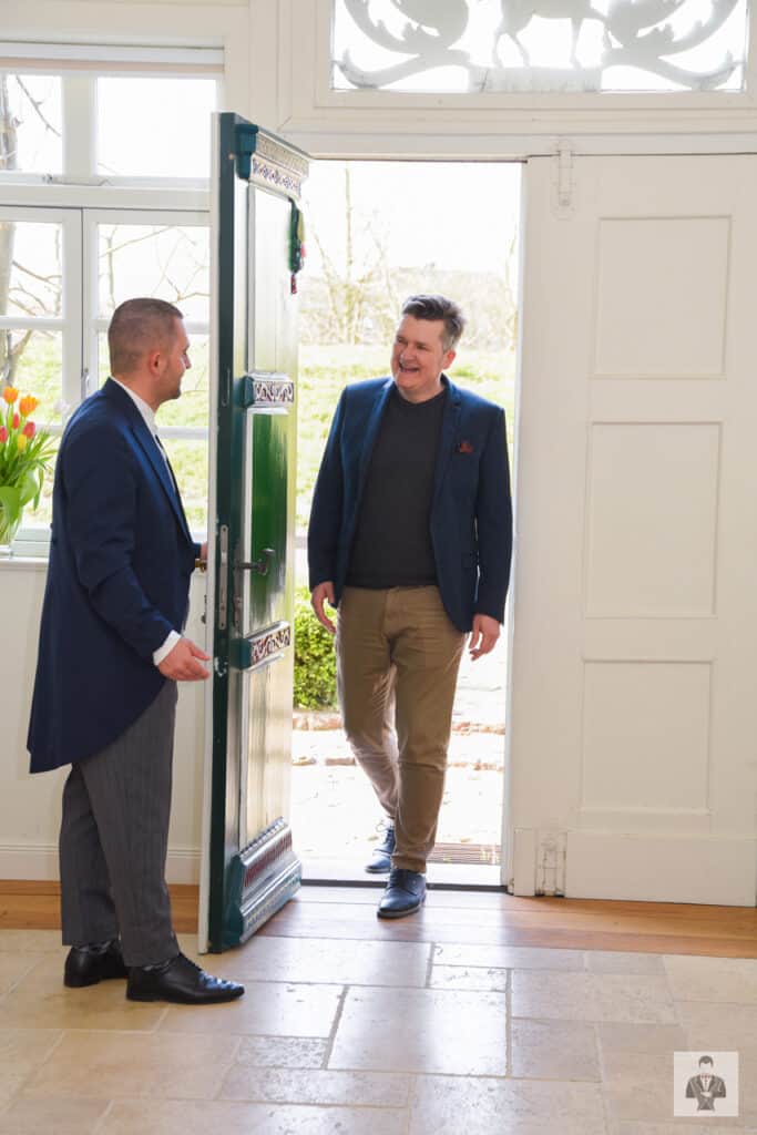Professionelles Begrüßen durch einen angehenden Butler