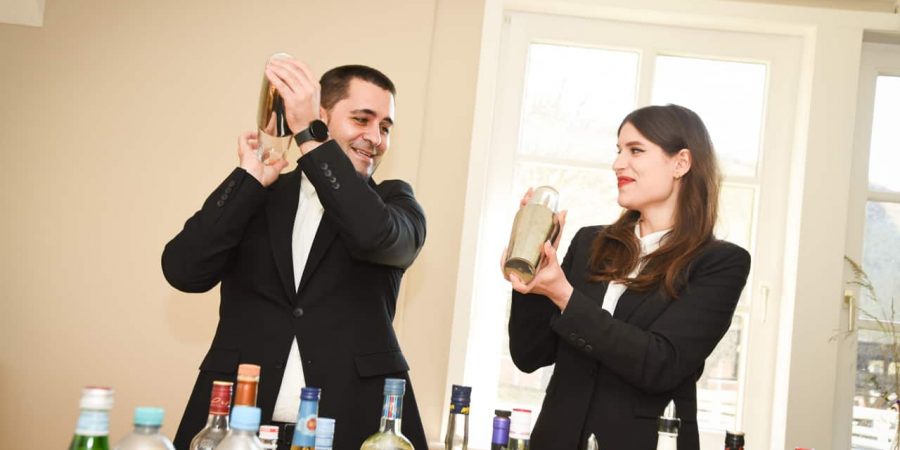Erste Übung zum professionellen Mixen von Cocktails